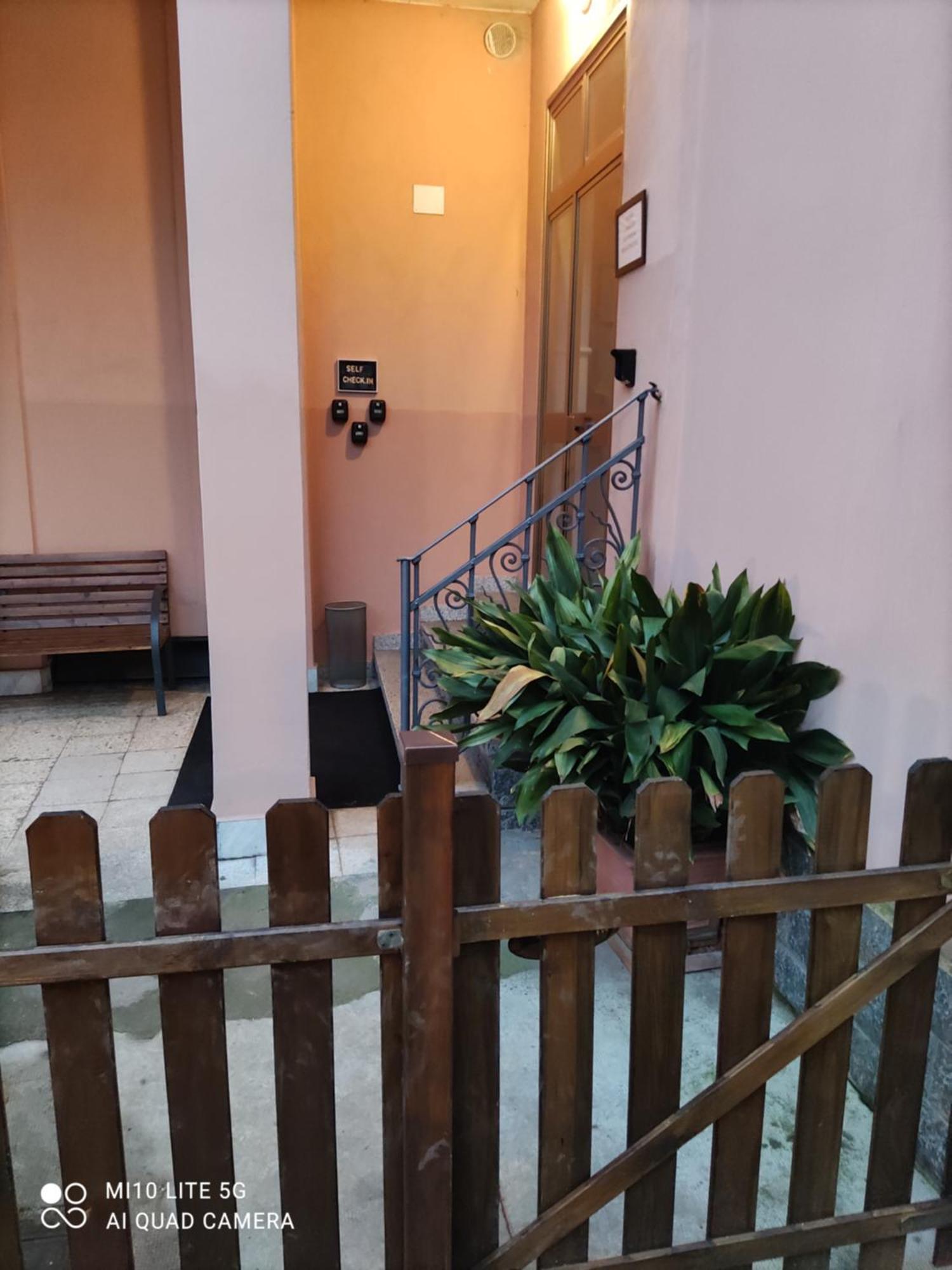 Hostal D'Annunzio House チェザーノ・ボスコーネ エクステリア 写真